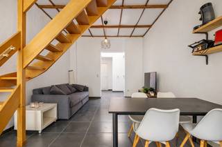 BEZOEKDAG ZATERDAG 20/06 TUSSEN 14U30 - 16U30 OP AFSPRAAK <br /><br />Op zoek naar een praktische woning met een uitstekende ligging in Gent? Dan is deze woning zeker een bezoek waard.<br /><br />Bij het binnenkomen komt u terecht in een lichtrijke leefruimte met aanpalende keuken. Verder beschikt het gelijkvloers over een aparte berging en een toilet.<br /><br />Op de eerste verdieping vinden we een volwaardige slaapkamer en een ruime badkamer, voorzien van een douche en lavabomeubel.<br /><br />Op de tweede verdieping bevindt zich een tweede ruime slaapkamer. Dankzij de mezzanine is er bovendien extra opbergruimte aanwezig.<br /><br />De locatie is een absolute troef. De woning ligt vlak bij het station Gent-Sint-Pieters en geniet van een vlotte verbinding naar verschillende invalswegen. Ook het centrum van Gent bereikt u in enkele minuten met de fiets. Winkels, scholen en openbaar vervoer bevinden zich bovendien in de directe omgeving.<br /><br />De vermelde prijs is een startprijs, elk bod boven deze prijs wordt voorgelegd aan de eigenaar. <br /><br />Graag meer informatie of een bezoek gepland? Contacteer Fleur via 0477 82 85 42 of fleur.beernaert@acasa.immo