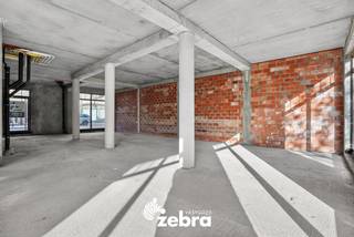 In het centrum van Oostrozebeke vinden we deze casco handelsruimte van 115 m².<br /><br />De handelsruimte die nog volledig naar eigen wens kan ingedeeld worden is gelegen op het gelijkvloers van residentie 'Rosenbeca'. Daarnaast beschikt het pand over een uitstekende zichtbaarheid op een commerciële locatie. Door de grote raampartijen is deze ruimte ideaal als kantoor, praktijkruimte, handelspand en tal van andere mogelijkheden.<br /><br />Tot slot is er ook de mogelijkheid tot het aankopen van een garage en het aanpalend pand met een oppervlakte van 150 m² waardoor u van het geheel één grote ruimte kan maken.<br /><br /><strong>Kortom, bent u op zoek naar een multifunctioneel pand op een topligging te centrum Oostrozebeke?<br />Twijfel niet langer en leg vandaag nog uw bezoek vast!</strong>