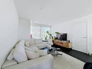 In het centrum van Sint-Idesbald, deelgemeente van Koksijde, vinden we dit luxueus nieuwbouwappartement (65m²) met 1 slaapkamer te huur. Gelegen onmiddellijk nabij winkels, horeca, openbaar vervoer en de zeedijk. Het appartement werd tot in de puntjes afgewerkt en voorzien van alle comfort. Een absolute topper!<br /><br />INDELING:<br />> Derde verdieping:<br />- Inkomhal;<br />- Lichtrijke leefruimte; <br />- Open, geïnstalleerde keuken met kookeiland voorzien van keramische kookplaat, dampkap, dubbele spoelbak, koelkast, combioven, vaatwas en diepvries;<br />- Twee terrassen aan de voor- en achterzijde van het gebouw;<br />- Berging met aansluiting voor de wasmachine;<br />- Slaapkamer;<br />- Badkamer voorzien van inloopdouche, dubbele lavabo en handdoekdroger;<br />- Apart toilet met lavabo.<br /><br />> Private kelderberging<br />> Ruime gemeenschappelijke fietsenberging met persoonlijk oplaadpunt voor elektrische fiets<br /><br />Gemeenschappelijke kosten: + €70,-/maand<br />Beschikbaar vanaf: 01/01/2027<br /><br />TROEVEN:<br />- TOPlocatie, gelegen in het centrum van Sint-Idesbald. Op wandelafstand van winkels, horeca, etc.;<br />- Nabij het strand;<br />- Kleine residentie;<br />- Centrale verwarming aardgas;<br />- Waterontkalker aanwezig;<br />- Regenput aanwezig.<br /><br />Ben je geïnteresseerd in dit pand te huur in Koksijde? Ga naar de website www.dewaele.com, klik op het pand dat je wenst te huren. Via de rode knop "vraag je bezoek aan" vragen we u kort een profiel in te vullen. Daarna nemen we contact op voor een bezoek. Telefonisch kunnen er geen afspraken gemaakt worden.