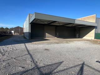 Bedrijfsgebouw van 570m² op een perceel van 1380m² gelegen op de "KMO-zone Molenheide" in Zonhoven. Zeer goede verbinding met de E314 (4km -...