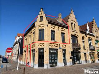 VANAF-PRIJS €255.000<br />Op zoek naar ruimte en karakter in het centrum van Nieuwpoort? Dit ruime duplex-appartement van maar liefst 140 m² biedt een verrassend royale woonoppervlakte, verdeeld over een ruime private inkom op het gelijkvloers en twee woonverdiepingen.<br />Via de inkomhal op het gelijkvloers bereikt u de eerste verdieping. Hier bevindt zich de ruime leefruimte, met daarnaast een afzonderlijke keuken, een apart toilet en een aparte berging/wasruimte. Op deze verdieping bevindt zich tevens een eerste slaapkamer/bureelruimte, die rechtstreeks toegang geeft tot het terras.<br />De tweede verdieping omvat twee ruime slaapkamers en een badkamer.<br /><br />Dankzij de drie slaapkamers, de royale leefruimte en de totale oppervlakte van 140 m² biedt deze duplex heel wat mogelijkheden. De huidige afwerking kan op verschillende punten naar eigen smaak worden gemoderniseerd, waardoor u de woning volledig uw eigen karakter kunt geven.<br /><br />De ligging in het hart van Nieuwpoort is een bijkomende troef: winkels, restaurants, de Markt en de Kaai bevinden zich op wandelafstand. Vanuit de woning geniet u bovendien van een mooi zicht op de Onze-Lieve-Vrouwekerk. <br /><br /><strong>DE TROEVEN</strong><br />• 140 m² woonoppervlakte<br />• 3 ruime slaapkamers<br />• Ruime en lichtrijke leefruimte<br />• Afzonderlijke keuken<br />• Aparte berging/wasruimte<br />• 2 toiletten<br />• Badkamer<br />• Private inkom en hal op het gelijkvloers<br />• Terras<br />• Mooi zicht op de Onze-Lieve-Vrouwekerk<br />• Gelegen in het centrum van Nieuwpoort<br />• Mogelijkheid tot verdere modernisering naar eigen smaak<br /><br />Vanafprijs: €255.000<br />De vermelde prijs is een vanaf-prijs. De verkoper beschikt over het recht elk bod al dan niet te aanvaarden. <br /><br /><strong>OPEN HUIS</strong><br />Ontdek tijdens het openhuismoment van <strong>zaterdag 26/9</strong> zelf de ruimte, indeling en mogelijkheden van deze bijzondere duplex.<br />Een bezoek geeft u een veel beter beeld van de uitzonderlijke oppervlakte en het potentieel van deze woning.<br /><br />Interesse? Contacteer ons via 0469/155.155 of info@vastgoednova.be om je afspraak vast te leggen voor het openhuismoment van zaterdag 26/9.<br /><br />Enkele foto's werden met behulp van AI digitaal bewerkt om de mogelijke inrichting en het potentieel van het pand te visualiseren. Ze zijn te herkennnen aan het AI-logo. Deze beelden zijn louter illustratief en kunnen afwijken van de huidige, werkelijke toestand van het pand.