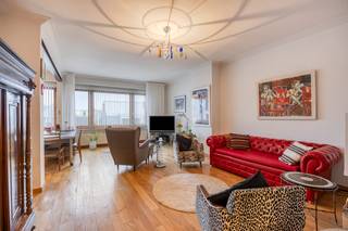 Gelieve uw bezoekaanvraag per e-mail te sturen naar arnout@rochtusvastgoed.be, met vermelding van uw naam, gsm-nummer en het adres van het te bezoeken pand.<br /><br />Dit gemeubelde appartement bevindt zich op de 3de en hoogste verdieping en is bereikbaar via de lift. De ruime inkomhal beschikt over een ingemaakte vestiairekast en een apart gastentoilet. Vanuit de inkomhal bereikt u de zeer lichte en aangename leefruimte (ca. 35 m²) met volledig geïnstalleerde open keuken dewelke voorzien is van alle comfort. Aansluitend met de keuken bevindt zich nog een praktische berging. De 2 slaapkamers (ca. 17 m² en 11 m²) zijn aan de rustige achterzijde van het appartement gelegen. De kleinste slaapkamer is voorzien van een sofabed en geeft toegang tot een klein terras waar men 's avonds van de ondergaande zon kan genieten. Tenslotte is er nog de badkamer, die beschikt over een grote douche, een wastafel, een wasmachine en een droogkast.<br />Het appartement is gelegen in de directe nabijheid van de Singel en Antwerpen-Centrum en is gemakkelijk te bereiken met zowel de wagen als met het openbaar vervoer. Op wandelafstand vindt u Domein Hertoghe en het Koning Albertpark, waar u in alle rust van de natuur kan genieten. Ook is de Albert Heijn kortbij gelegen, ideaal om boodschappen te kunnen doen! Een koffie'tje kan u gezellig drinken in de Kofika.<br />TE HUUR VOOR EEN KORTE TERMIJN: 01/01/2027 TOT 30/04/2027 (termijn is flexibel, het kan iets vroeger of later!)<br />Verhuurformule: 950 euro + 250 euro ALL IN (water, elektriciteit, tv, internet en gemeenschappelijke kosten)<br />Niet mogelijk om domicilie te vestigen.