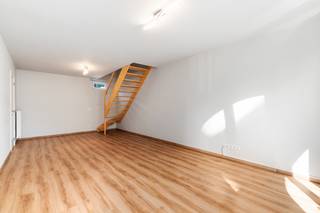 <p>[[ DIT PAND NEEMT DEEL AAN DE ERA OPEN HUIZEN DAG OP 13/6 VAN 11:00 TOT 12:00 ]]</p>

<p>Te koop: instapklaar duplex appartement in Laurierstraat, centraal gelegen in het hart van Lebbeke.</p>

<p>Dit appartement combineert een mooie afwerking met een uitstekende ligging in een residentiële buurt, op wandelafstand van winkels, openbaar vervoer en het centrum. Dankzij de verzorgde inrichting en het EPC-label B is het meteen klaar voor gebruik. De indeling is praktisch en biedt alle comfort voor dagelijks wonen.<br /> </p>

<p>Belangrijkste ruimtes:</p>

<p>• Woonkamer met aangename lichtinval en een verzorgde afwerking</p>

<p>• Keuken met dubbele spoelbak, vaatwasser, dampkap en combi-oven</p>

<p>• Berging met aansluiting voor wasmachine en droogkast</p>

<p>• Twee ruime slaapkamers met neutrale afwerking</p>

<p>• Badkamer met douche, toilet en dubbele wastafel<br /> </p>

<p>Troeven:</p>

<p>• Mooie afwerking</p>

<p>• Uitstekende ligging, centraal in Lebbeke</p>

<p>• Instapklaar</p>

<p>Fietsenberging aanwezig</p>

<p> </p>

<p>Neem vandaag nog contact op met je ERA-makelaar voor een bezoek. JOUW DROOMAPPARTEMENT. ZO GEVONDEN!</p>