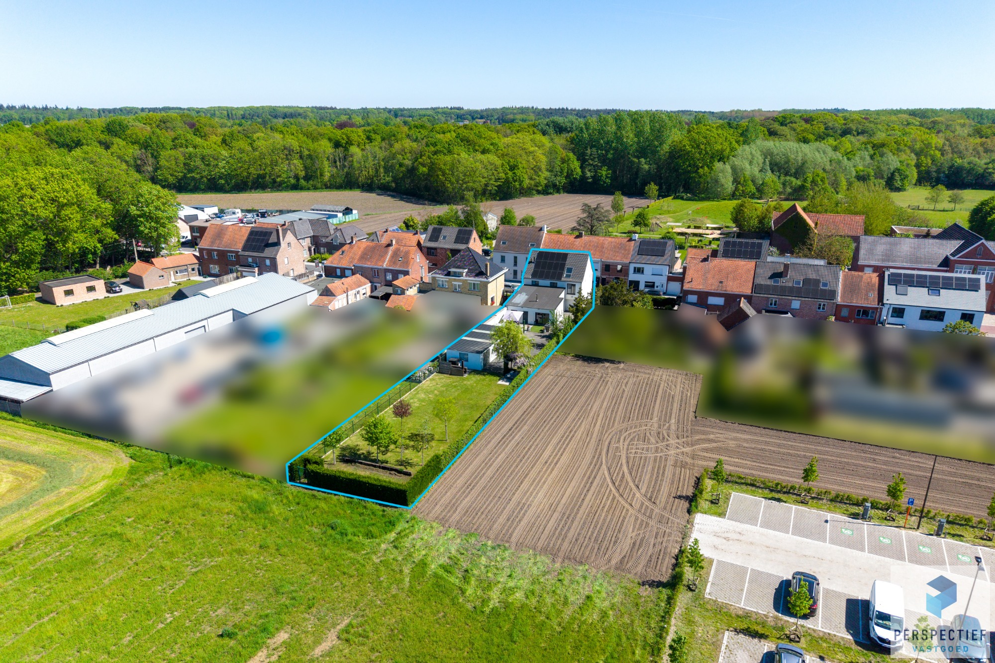 BEZOEKMOMENT ZATERDAG 23/05 VAN 14U TOT 16U | Ruime, instapklare woning met 4 slaapkamers, garage en magazijn op 970 m² - foto 2