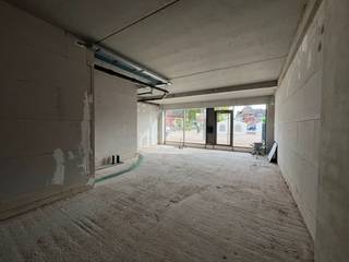 Dit commerciële pand van 95 m² betreft een open space met glazen vitrine waardoor men geniet van een goede visibiliteit langs de voorzijde van het gebouw. Dankzij de casco-oplevering heeft u de flexibiliteit om de ruimte volledig aan te passen aan uw specifiek wensen en behoeften. De inrichting kan in samenspraak met de eigenaar bekeken worden. Tevens zijn er andere oppervlaktes te huur, waardoor u verschillende opties heeft, afhankelijk van de grootte en type van uw bedrijf. Ruime parkeermogelijkheden in de ondergrondse parking.<br /><br />Deze nieuwbouw handelsruimte bevindt zich in het hart van Hamme, op slechts 650 meter van de drukke Rijksweg (N41), die een snelle verbinding biedt naar de E17. Dankzij deze strategische ligging geniet u van uitstekende bereikbaarheid met de wagen én het openbaar vervoer. Een bushalte bevindt zich vlak bij het gebouw.<br /><br />Aarzel niet om contact op te nemen met Gill voor bijkomende inlichtingen, plannen of een vrijblijvend plaatsbezoek. U kunt ons bereiken op het telefoonnummer 09 219 90 30.