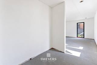 In project Minera, aan de Koolmijnlaan 69 bus 0.3 in Houthalen, bevindt zich dit gelijkvloerse appartement met een bewoonbare oppervlakte van 122 m². Het appartement maakt deel uit van een nieuwbouwproject dat in 2026/2027 opgeleverd wordt en combineert een doordachte indeling met hedendaags wooncomfort. Dankzij de ruime oppervlaktes, de drie slaapkamers en de twee terrassen is dit een interessant aanbod voor wie comfortabel en zorgeloos wil wonen op een goed bereikbare locatie.<br /><br />Je betreedt het appartement rechtstreeks via een eigen toegang, zonder passage door een gemeenschappelijke inkomhal. Bij het binnenkomen valt meteen op dat de beschikbare ruimte efficiënt werd benut. De leefruimte biedt een royale zithoek die naadloos aansluit bij de eethoek en keuken. Hierdoor ontstaat een aangename samenhang tussen zitten, eten en koken. Het resultaat is een open en uitnodigende leefruimte die perfect aansluit bij het dagelijkse gezinsleven, maar evengoed alle ruimte biedt om familie en vrienden te ontvangen.<br /><br />Het appartement beschikt over drie slaapkamers. De grootste slaapkamer meet 16,20 m² en biedt voldoende ruimte voor een dubbel bed en grote kast. De twee andere slaapkamers hebben een oppervlakte van 9,5 m² en 10,5 m². Ze kunnen gebruikt worden als kinderkamer, logeerkamer, bureau of hobbyruimte. Zo blijft de indeling flexibel en klaar voor verschillende levensfases.<br /><br />De badkamer is praktisch ingericht en sluit aan bij het hedendaagse comfort dat u van een nieuwbouwappartement mag verwachten. Daarnaast is er een aparte berging voor voorraad, schoonmaakmateriaal, wasvoorzieningen of spullen die u liever uit het zicht houdt. <br /><br />Een absolute troef van het appartement zijn de twee ruime terrassen van elk 12 m², die samen maar liefst 24 m² aan buitenruimte bieden. Het eerste terras sluit rechtstreeks aan op de leefruimte en vormt zo een aangename verlenging van het interieur. Er is voldoende plaats voor een gezellige eettafel of comfortabele loungehoek, ideaal om buiten te eten of te ontspannen.<br />Ook aan de achterzijde beschikt het appartement over een tweede terras van 12 m². Deze extra buitenruimte biedt heel wat mogelijkheden en zorgt ervoor dat je op verschillende momenten van de dag van het buitenleven kunt genieten. Of het nu voor een rustige koffiepauze is of om gezellig te aperitieven. <br />Het gebouw is voorzien van een lift, wat het comfort verhoogt voor bewoners en bezoekers. Ook de aanwezigheid van zonnepanelen en warmtepomp is een sterk pluspunt. Ze dragen bij aan een energiezuiniger geheel en passen binnen de verwachtingen van wie vandaag bewust kiest voor een recent en toekomstgericht appartement. De kelder biedt parkeerplaatsen en bergingen aan die naar eigen wens optioneel bij aan te kopen zijn. <br /><br />De ligging aan de Koolmijnlaan in Houthalen is bijzonder functioneel. Winkels bevinden zich op ongeveer 500 meter, waardoor dagelijkse boodschappen snel geregeld zijn. Openbaar vervoer ligt op circa 180 meter en is dus vlot bereikbaar te voet. Scholen bevinden zich op ongeveer 2 kilometer, net als ontspanningsmogelijkheden en restaurants. Alles wat u vaak nodig heeft, ligt op korte afstand.<br /><br />Ook de verbinding met de ruimere omgeving is een voordeel. De snelwegen liggen op ongeveer 1,5km, waardoor verplaatsingen richting omliggende gemeenten en steden vlot verlopen. U geniet hier van de ideale centrale ligging.<br /><br />Belangrijk om te weten is bovendien dat de grondwaarde hier vastgelegd werd op €52 000. Op deze som betaal je dus slechts 12% registratierechten. Op de overige constructiewaarde van €273 000 is er 21% btw verschuldigd.<br /><br />Dit instapklare appartement in project Minera biedt 122 m² bewoonbare oppervlakte, een ruime leefruimte en keuken, drie slaapkamers en twee terrassen. De nieuwbouwkwaliteit, lift, zonnepanelen, warmtepomp en gunstige ligging maken dit appartement tot een sterke keuze voor kopers die zoeken naar comfort en zorgeloos wonen. Plan een persoonlijke rondleiding en ontdek ter plaatse hoe dit appartement aansluit bij uw plannen. Voor meer informatie, bel 011 255 155. <br /><br />Prijs exclusief 21% BTW en exclusief andere belastingen en toeslagen: 325.000 euro<br />Prijs inclusief 21% BTW, exclusief andere belastingen en toeslagen: 382.330 euro
