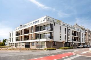 Op wandelafstand van het centrum bevindt zich deze uitzonderlijke penthouse met een indrukwekkend terras van ca. 76 m². Dit lichtrijke...