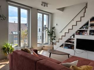<p><strong>Te huur: jouw nieuwe thuis in het hart van Zurenborg!</strong></p><p><strong>Zit jij te wachten op een licht en ruim duplexappartement op de beste plek van de stad? Zoek niet verder, want dit is jouw kans!</strong></p><p><strong>Een appartement om van te dromen</strong></p><p>Dit fantastische duplex heeft alles wat je nodig hebt. Een open leefruimte met volledig geïnstalleerde keuken - ja, dat betekent een koelkast, vriezer, oven, microgolfoven, afwasmachine, kookplaat én dampkap.</p><p><strong>Ruime indeling</strong></p><p>Verder heb je een handige berging die voorzien is van een wasmachine, een moderne badkamer met inloopdouche en twee wastafels, twee toiletten en een masterbedroom met luxe dressing. Plus, er is nog een extra kamer die perfect is als bureau of hobbyruimte of als slaapkamer. De warme houten parketvloer geeft het geheel bovendien een gezellige uitstraling.</p><p><strong>Praktische extra's</strong></p><p>Overal vind je ingemaakte kasten, en parkeren? Dat kan op de overdekte autostaanplaats voor €150 per maand. De maandelijkse kosten bedragen slechts €50. En het beste? De verlichting, de op maat gemaakte raambekleding én de wasmachine zijn allemaal inbegrepen in de huurprijs!</p><p><strong>"Place to be" met terras</strong></p><p>Je weet dat deze buurt dé plek is om te genieten van het leven. Of je nu wilt terrassen, lekker uit eten gaat of gewoon door de straten met historische charme wilt kuieren, Zurenborg heeft het allemaal!</p><p>Hotspots zoals Rush Rush, Frits, Hümm en Zeezicht zijn verleidelijk, maar jouw eigen zonovergoten terras biedt een prachtig uitzicht en de rust die je zoekt.</p><p><strong>Handig om weten</strong></p><p>Dit appartement is beschikbaar vanaf 1 november 2026. Overtuigd? Plan nu je bezoek in!</p>