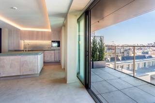 <p>Welkom in jouw nieuwe droomappartement!<br />Dit luxueuze appartement met hoogwaardige afwerking is gelegen in de gekende Lange Gasthuisstraat, een toplocatie in het historische hart van Antwerpen. Deze straat bevindt zich op een steenworp van dé winkelassen van de stad. In de directe omgeving geniet je van een uitgebreid aanbod aan gezellige cafés, restaurants en culturele hotspots.</p>
<p>Het appartement bestaat uit een zeer lichtrijke leefruimte dankzij de grote raampartijen. Het gebruik van marmer en mortex doorheen heel het appartement zorgen voor een luxueuze uitstraling. De openkeuken is voorzien van ruim eiland en kwalitatieve inbouwtoestellen, bovendien heeft u hier rechtstreeks toegang tot het ruime terras waar u kan genieten van verre zichten over de stad.</p>
<p>De riante suite is voorzien van een walk-in dressing en een ensuite badkamer met ruime inloopdouche, ligbad en twee wastafels.</p>
<p>Er is een ondergrondse parking bij aan te kopen in het gebouw.</p>
<p>Dit appartement vormt de perfecte combinatie van luxe, comfort en een uitzonderlijke ligging in het hart van de stad.</p>
<p>Interesse? Contacteer LISTED voor een bezoek: +32 3 283 51 51.</p>