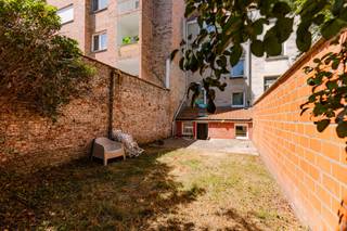 Découvrez ce charmant appartement de plain-pied, idéalement situé dans la très prisée Holstraat, à quelques pas du centre historique de Gand. Grâce à la combinaison d'un emplacement central et d'un agréable espace extérieur privé, cet appartement constitue un choix idéal pour les jeunes couples, les célibataires ou les investisseurs.<br /><br />L'appartement dispose d'une surface habitable de 49 m² et comprend un espace de vie lumineux, une cuisine fonctionnelle, une chambre à coucher à part entière et une salle de bains. Son atout majeur est son jardin convivial avec terrasse attenante, où vous pourrez profiter de la vie en plein air en toute tranquillité.<br /><br />De plus, l’appartement est entièrement exempt d’amiante, ce qui offre une garantie supplémentaire au futur propriétaire. Avec un label PEB de classe E, ce bien offre par ailleurs d’intéressantes possibilités de rénovation pour améliorer encore tant le confort de vie que la performance énergétique.<br /><br />Grâce à sa situation centrale, les commerces, les restaurants, les transports en commun, les écoles et les principaux axes routiers sont tous à portée de main. Vous profitez ainsi de tous les avantages de la vie urbaine animée, tout en vous reposant chez vous dans votre propre espace vert.<br /><br />Vous recherchez un charmant appartement avec jardin dans un emplacement de choix à Gand ? Contactez-nous dès aujourd’hui pour plus d’informations ou pour planifier une visite.