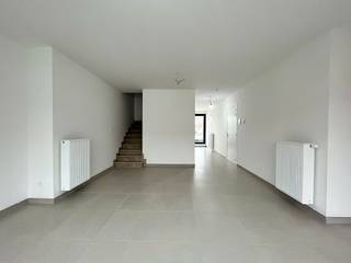 Ruim en nieuw duplex-appartement in de Dorpsstraat te Knokke - Westkapelle. Er zijn drie slaapkamers en een groot zonneterras. Een mooie...
