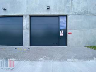 <strong>KMO-unit van 300 m² met 2 privatieve parkeerplaatsen</strong> te huur in<strong> Oostkamp</strong>. De loods maakt deel uit van het KMO-project Boostkamp.<br /><br />De opslagruimte is opgebouwd uit een staalconstructie met aan de buitenzijde geïsoleerde betonpanelen en heeft een vrije hoogte van maar liefst 6,20 m. Verder is het magazijn voorzien van een automatische sectionale poort (4 x 4.20) met afzonderlijke loopdeur, raampartij en een lichtstraat. Per 2 loodsen is een regenwaterput van 5.000 liter aanwezig.<br /><br />Tal van activiteiten mogelijk, opslag, productie, ...<br />Beschikbaar vanaf 05/2026.<br /><br />Fantastisch gelegen nabij centrum Oostkamp &amp; Brugge met een vlotte verbinding naar de E40 op- en afrit 9 Oostkamp alsook de E403.<br />Contacteer<strong> PANORAMA B2B</strong> voor bijkomende inlichtingen, plannen of een vrijblijvend plaatsbezoek <strong>0479 70 70 73</strong>.