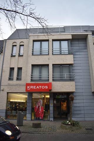 <p><span>Ruim en kwalitatief appartement te huur in het centrum van Houthalen-Helchteren.</span><br /><span>Bij het betreden van het appartement komen wij in de hal terecht, zo kunnen we doorgaan naar de leefruimte en keuken.</span><br /><span>Verder is er een apart toilet, badkamer, extra bergruimte en 2 slaapkamers met een terras, er is ook een bergruimte aanwezig in het appartement zelf + een bergruimte in de kelderverdieping.</span><br /><span>In de kelder is er een autostaanplaats voorzien en een ruimte aanwezig voor de fietsen.</span><br /><span>De algemene onkosten bedragen €85 per maand.</span><br /><span>Autostaanplaats inbegrepen.</span></p>
<p>Totaal inclusief kosten bedraagt €980/maand</p>
<p><br /><br /><br /><span>+ 2 Bergruimtes</span><br /><span>+ Zeer gunstig EPC attest</span><br /><span>+ Lift aanwezig</span><br /><span>+ Aardgas</span><br /><span>+ Autostaanplaats<br /></span>+ Goede ligging<br /><br /><br /><br /><span>Heeft u interesse in dit ruime appartement gelegen in het centrum van Houthalen-Helchteren dan kan u ons altijd contacteren via info@immo-bosmans.be of op het nummer 0499/30.87.87</span></p>
