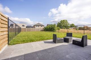 The houses are located in the charming Laakdal, in a cul-de-sac in a quiet, green environment. The houses are easily accessible via the E313 motorway and local roads. There are various shops, schools and recreational opportunities in the immediate vicinity, including walking and cycling routes in nature reserves such as the Averbodse woods. In short, these homes are ideally located for both young and old.The house has a well thought-out layout with a spacious entrance hall on the ground floor with plenty of closet space and a separate toilet. The very spacious living room, dining room and open kitchen overlook the garden. There is also a separate office space and a handy storage room next to the kitchen. On the first floor, the night hall leads to a luxurious bathroom with bath and shower, and two spacious bedrooms with lots of light. The second floor offers a night hall, extra storage space and a third, very spacious bedroom, ideal as a master bedroom or guest apartment. This Almost Energy Neutral home has a very low E level thanks to high-quality insulation, floor heating, solar panels with a home battery and a heat pump, resulting in lower energy bills.As an extra asset, you, as a customer, enjoy the opportunity to be exempt from property tax for the first 5 years. In addition, you will receive 1 year of free energy from QBuild, which provides additional savings on your energy costs. In addition, you can choose between a fully finished home or a shell house, where you can make all the choices yourself.Would you like more information or a visit? Don't hesitate to contact us on 011 30 50 50 or send an email to bjorn.schouten@dewaele.com.