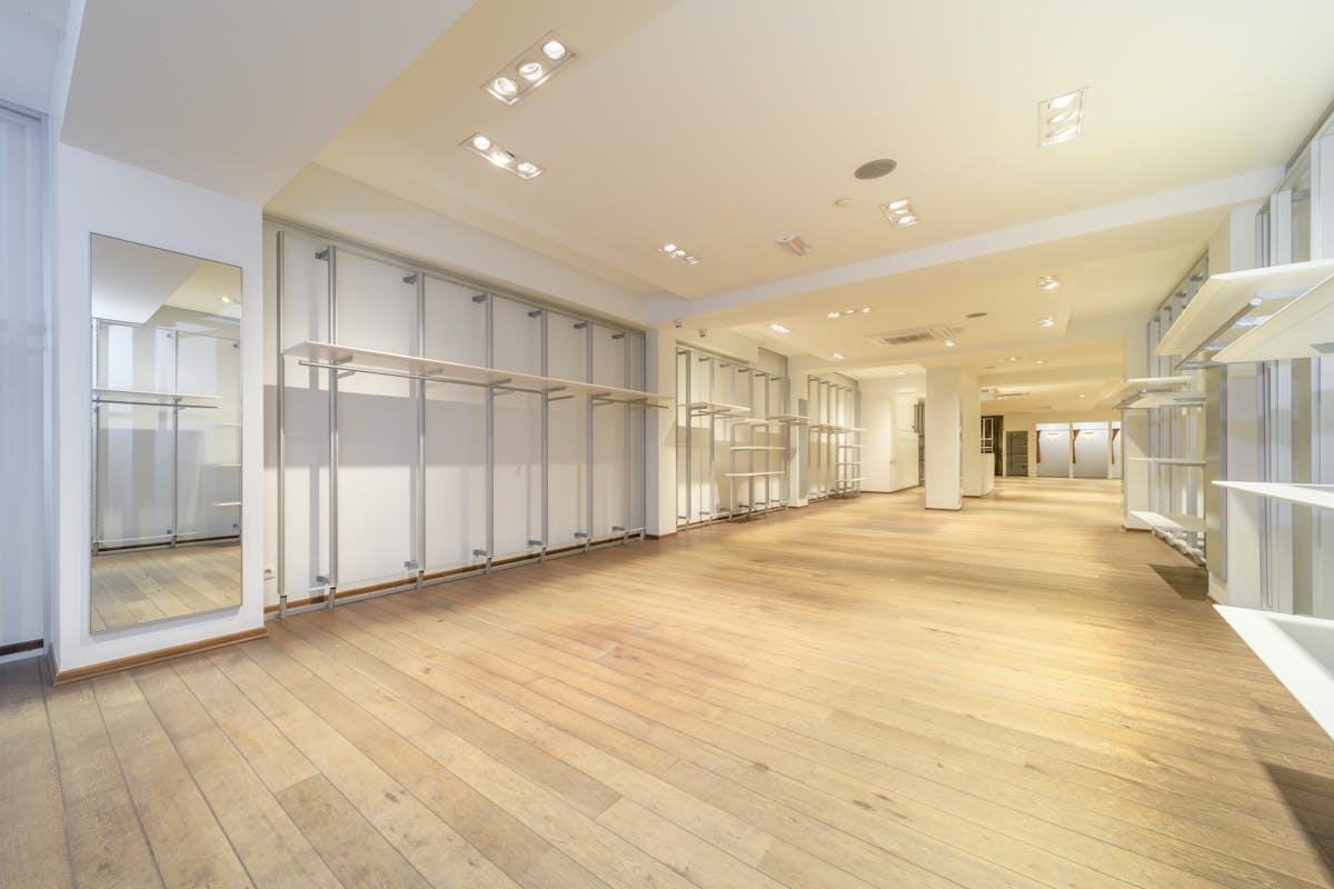 Ruim handelsgelijkvloers te huur in het hartje van De Panne - foto 4