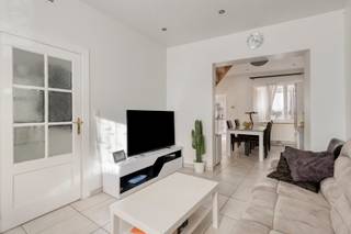 Maak uw afspraak voor één van de bezoekmomenten en contacteer Karin: 0468/12 68 62 - karin@albert.immoDeze vernieuwde stadswoning combineert modern...