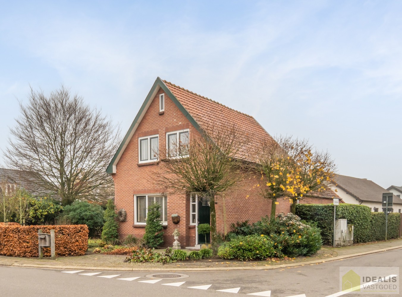 IDEALIS VASTGOED – Prachtige, stijlvolle woning met een aangename 123m² als bewoonbare oppervlakte. De woning omvat een lichtrijke ruime woonkamer voorzien van een pellet kachel en met een prachtige parketvloer dewelke overgaat in de keuken en 3 slaapkame - foto 1