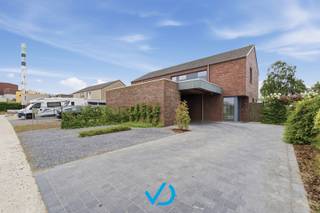 - BEZOEKMOMENT 11/07/2026! -<br /><br />Droom je van een stijlvolle, instapklare woning waar comfort, ruimte en een uitstekende bereikbaarheid samenkomen? Dan is deze verzorgde gezinswoning in de Oostnieuwkerksesteenweg absoluut een bezoek waard. Gelegen op een bijzonder gunstige locatie geniet je hier van het beste van twee werelden: de rust van een aangename woonomgeving én de nabijheid van het bruisende centrum van Roeselare. Dankzij de vlotte verbindingen en belangrijke invalswegen bereik je scholen, winkels, horeca en je werk in een handomdraai.<br /><br />Bij het binnenkomen word je verwelkomd in een ruime inkomhal met gastentoilet en praktische berging. Van daaruit kom je in de lichtrijke leefruimte, waar de grote raampartijen en de gunstige oriëntatie zorgen voor een aangename, warme sfeer. De ruime leefruimte biedt alle comfort voor gezellige familiemomenten en ontspannen avonden. Aansluitend bevindt zich de volledig uitgeruste keuken, afgewerkt met kwalitatieve SMEG-toestellen. Zowel vanuit de keuken als vanuit de leefruimte geniet je van een prachtig zicht op de tuin, waardoor binnen en buiten naadloos in elkaar overvloeien.<br /><br />Op de eerste verdieping vind je een ruime nachthal, een afzonderlijk toilet en een comfortabele badkamer uitgerust met een douche, ligbad en stijlvol lavabomeubel. Verder zijn er drie volwaardige slaapkamers, waaronder een kamer voorzien van airconditioning voor extra comfort tijdens warme zomerdagen. De ruime zolder, bereikbaar via een uitschuifbare trap, biedt bovendien heel wat extra opbergmogelijkheden.<br /><br />Ook buiten weet deze woning te overtuigen. De volledig omheinde tuin vormt een heerlijke plek om in alle privacy te genieten van de zon. Dankzij de gunstige oriëntatie geniet je hier de hele dag van een aangenaam buitengevoel. Via de praktische zij-ingang bereik je de ruime oprit, waar moeiteloos plaats is voor maar liefst vijf wagens. De afgesloten buitenberging biedt bovendien een ideale oplossing voor fietsen, tuinmateriaal en extra stockage.<br /><br />Deze woning blinkt niet alleen uit in ruimte en comfort, maar scoort ook uitstekend op vlak van energiezuinigheid en technische voorzieningen. Zo beschikt de woning over een conform gekeurde elektrische installatie, een gunstig EPC-label B, een regenwaterput van 5.000 liter en duurzame PVC-ramen en deuren met hoogrendementsbeglazing. Kortom, een perfect onderhouden woning waar je zonder zorgen je intrek kunt nemen en jarenlang kunt genieten van comfortabel wonen op een uitstekende locatie.<br /><br />Ontdek zelf de charme, ruimte en het wooncomfort van deze prachtige woning tijdens het bezoekmoment op zaterdag 11/07/2026. Contacteer ons vandaag nog en reserveer jouw bezoek!