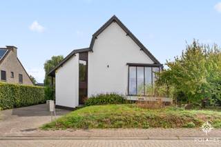 Plan uw bezoek via www.polares.eu! <br /><br />Gelegen in een doodlopende straat in Herent kan je deze vrijstaande woning met drie slaapkamers terugvinden. <br /><br />De inkomhal, voorzien van vestiaire & gastentoilet, brengt je naar de leefruimte met open keuken. De keuken is volledig geïnstalleerd en voorzien van al het nodige comfort. Aansluitend aan de keuken kan je de wasplaats terugvinden, voorzien van de nodige aansluitingen - alsook het einde van de waskoker. Via de wasplaats bereik je ook de ruime kelder met voldoende bergplaats. <br /><br />De leefruimte is voorzien van grote raampartijen, waardoor deze baadt in het natuurlijk licht. Er zijn hier ook screens voorzien om op warme dagen het zonlicht ook buiten te houden. Extra gezelligheid brengt de gashaard. Vanuit de leefruimte brengt de trap je naar een afzonderlijke plaats. Deze kan je gebruiken als bureau, speelhoek, hobbykamer... <br /><br />De trap naar de bovenverdieping brengt opnieuw een flexibel in te richten ruimte. Verderop in de hal kan je een apart toilet alsook de badkamer terugvinden. De badkamer is voorzien van een ruime inloopdouche, bad & dubbele wastafel. Van hieruit vertrekt ook de waskoker naar de wasplaats. Enkele treden hoger kan je de drie slaapkamers terugvinden. Hier is via het luik ook toegang tot de zolder. <br /><br />Genieten kan je in de tuin op één van de twee terrassen, waardoor je altijd wel een plaats met zon hebt. <br />Jouw wagen kan je parkeren op de ruime oprit. Fietsen en tuingereedschap kan je opbergen in het tuinhuis.