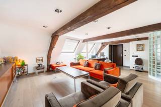 Wonen in het hart van Antwerpen met rust, ruimte en karakter? Dit uitzonderlijke duplex appartement in de Lange Brilstraat combineert historische charme met hedendaags comfort op topniveau.<br /><br />Gelegen in een prachtig 16e-eeuws stadspaleis, ontwikkeld door Gilbert van Schoonbeke, bevindt zich dit volledig gerenoveerde en instapklare penthouse van maar liefst 134 m² en een enorm groot en goed georiënteerd terras. Het gebouw werd met zorg opgedeeld in enkele exclusieve appartementen en verkeert vandaag in uitstekende staat.<br /><br />Indeling &amp; troeven<br /><br />Bij het betreden van het appartement valt meteen de indrukwekkend ruime en lichtrijke leefruimte op, waar authenticiteit en licht centraal staan. De living werd volledig voorzien van een mooie parketvloer, gezellige open haard, airco en een prachtige trap volledig afgewerkt in glas. De ruimte biedt bovendien voldoende mogelijkheden voor het integreren van één of meerdere thuiswerkplekken (zie bureauruimte).<br /><br />Aansluitend bevindt zich het absolute pronkstuk: een zonnig en uitzonderlijk ruim terras van 34 m², perfect georiënteerd en vormt zo een zeldzame, rustige oase midden in de stad.<br /><br />De open, hypergeïnstalleerde Cubex-keuken (2019), sluit naadloos aan op de leefruimte en is afgewerkt met hoogwaardige materialen en toestellen. Verder beschikt deze verdieping over een praktische berging en een gastentoilet.<br /><br />Op de bovenverdieping bevindt zich een ruime en lichtrijke slaapkamer met zichtbare authentieke balken die het karakter van het pand extra benadrukken. Aansluitend is er een ensuite dressing, een extra berging/technische ruimte en een luxueuze ensuite badkamer (2019) uitgerust met ligbad, inloopdouche, dubbele wastafel en toilet.<br /><br />Extra comfort &amp; pluspunten:<br /><br />-Zeer gunstig EPC (label B) – energiezuinig wonen<br />-Conforme elektrische keuring (AREI)<br />-Volledig kwalitatief gerenoveerd (2019)<br />-Asbestvrij<br />-Airco<br />-Zeer lage gemeenschappelijke kosten<br />-Gelegen in een prachtig historisch gebouw<br />-Mogelijkheid tot overname van 1 of 2 ondergrondse autostaanplaatsen in de nabije omgeving<br /><br /><br />Gelegen in het historische centrum van Antwerpen, op wandelafstand van gezellige pleinen, restaurants, winkels en cultuur. Hier geniet u van het beste wat de stad te bieden heeft, gecombineerd met rust en privacy.<br /><br />Interesse in dit unieke aanbod? Neem contact op voor een persoonlijke rondleiding.