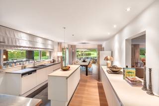 Deze knappe villa, gelegen op een mooie locatie, verkeert in uitstekende staat van onderhoud.De door Landscaping aangelegde parktuin met zonneterras,...