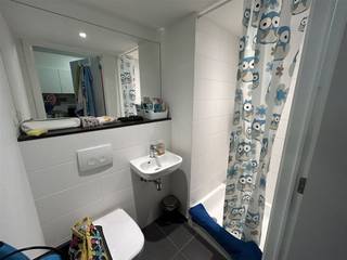 <p><span>Ben je op zoek naar een comfortabele en instapklare studentenstudio op een centrale locatie in Leuven? <br />Dan is deze studio van </span><span>31 m²</span><span>, gelegen op de tweede verdieping van een verzorgd gebouw aan het </span><span>Engelsplein</span><span>, zeker het ontdekken waard.</span></p><p><span>De studio is praktisch en doordacht ingericht, met een </span><span>ruime keuken</span><span> die over voldoende opberg- en werkruimte beschikt. De </span><span>aparte badkamer</span><span> is netjes afgewerkt en voorzien van een douche, lavabo en toilet. De leefruimte is licht en efficiënt ingericht, met voldoende plaats voor een slaap- en studeerhoek. De nette afwerking en slimme indeling zorgen ervoor dat de studio ruimer aanvoelt dan je zou verwachten, en maken het tot een bijzonder aangename plek om te wonen en studeren. Dankzij de aanwezigheid van </span><span>airconditioning</span><span> geniet je het hele jaar door van een aangenaam binnenklimaat, ook tijdens warme zomerdagen.</span></p><p><span>De ligging aan het Engelsplein biedt het beste van twee werelden: </span><span>een rustige woonomgeving</span><span> op wandelafstand van het bruisende stadscentrum, universiteiten, winkels en openbaar vervoer. Alles wat je nodig hebt, ligt binnen handbereik.</span></p><p><span>De huuropbrengsten bedragen 513,94 euro/maand </span></p><p><span>Of je nu op zoek bent naar een eigen stek tijdens je studiejaren of naar een interessante investering met vlotte verhuurbaarheid, deze instapklare studio heeft het allemaal.</span></p><p><span> </span></p><p><span>Interesse? Bel ons op 016 15 31 15</span><span> of mail naar info@immolivit.be voor meer info of een bezoek ter plaatse. </span></p>