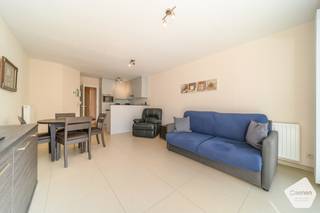 Dit <strong>heel recent en gezellig appartement</strong> combineert comfort, licht en een uitstekende ligging. Dankzij de grote raampartijen geniet u hier van een aangename lichtinval en een open, luchtig gevoel.<br /><br />Het appartement beschikt over één<strong> ruime slaapkamers</strong> en een <strong>zeer ruim, zuidgericht terras</strong>, ideaal om de hele dag door van de zon te genieten.<br /><br />De <strong>moderne badkamer</strong> is uitgerust met een <strong>inloopdouche en lavabo</strong>. Verder is er een <strong>apart toilet</strong><strong> in het appartement</strong> en een <strong>functionele kelder</strong> voor extra opslagruimte.<br /><br />Gelegen <strong>op een steenworp van winkels en openbaar vervoer</strong> en op <strong>korte afstand van strand en zee</strong>, biedt dit appartement een perfecte combinatie van wonen en ontspanning.<br /><br />Het appartement is voorzien van<strong> individuele verwarming op gas </strong>en een<strong> ventilatiesysteem</strong>, wat resulteert in een <strong>zeer laag energieverbruik</strong>.<br /><strong>EPC: 86 (zeer energiezuinig)</strong>.<br /><br />Een ideale opportuniteit als<strong> vaste woonst, tweede verblijf of investering</strong>.