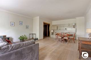 <p><span>Op te frissen 2 slaapkamer hoek-appartement met omvangrijk terras en zicht op 't groen!</span></p><p><span>Deze ruwe diamant, boordevol potentieel, ligt op de 3</span><span><sup>e</sup></span><span> verdieping van een uitstekend onderhouden gebouw met toplocatie. Winkels, parken, scholen, horeca, sportfaciliteiten, openbaar vervoer en invalswegen zijn steeds vlakbij, evenals het bruisende Antwerpse stadsleven. Vanuit elke ruimte kijkt u op de alomtegenwoordige natuurpracht dewelke uw privacy 100% waarborgt en een boost geeft aan uw woon- en leefkwaliteit. Kortom, een garantie op kwalitatief en zorgeloos wonen en/of investeren. Een uitstekende opportuniteit voor wie op zoek is naar een leuk en haalbaar project met een garantie op een mooie meerwaarde. </span></p><p><span> </span></p><p><span>Inkomhal, leefruimte & keuken:</span></p><p><span>De charmante inkomhal herbergt een ingemaakte vestiaire, een kleine berging en de videofoon. De omvangrijke leefruimte met hoog vintage gehalte ligt op een prachtige parketvloer, geniet een mooie natuurlijke lichtinval en een rustgevend groen uitzicht. Een groot salon kan hier steeds gecombineerd worden met een riante eetkamer. De geriefelijke keuken is voorzien van een keramisch vuur, dampkap, koelkast, vriezer, recente vaatwasser en aansluiting voor de wasmachine. Bovendien ligt de keuken aanpalend de leefruimte waardoor deze toekomstgericht eenvoudig kan worden opengetrokken.</span></p><p><span> </span></p><p><span>Nachthal, toilet, badkamer & slaapkamers:</span></p><p><span>Ook de nachthal beschikt over een ingemaakte kast. Het toilet met handenwasser is apart. De onderhoudsvriendelijk badkamer omvat een bad/douche combinatie en een groot wasmeubel met bijhorende spiegelkast. Beide slaapkamers zijn ruim (ca. 10,5 en 15m²) en kijken eveneens uit op het omringende groen, ideaal voor een goede nachtrust en een garantie op privacy. De master heeft rechtstreeks toegang tot het terras, terwijl de andere kamer voorzien is van een ingemaakte kastenwand/dressing met retro harmonica deur.</span></p><p><span> </span></p><p><span>Terras & kelder:</span></p><p><span>Het recent vernieuwde terras van maar liefst 15,3m² strekt zich uit over de hele breedte van het appartement. Hier kan u volledig tot rust komen in een groene omgeving, al dan niet vergezeld van een goed glas wijn of een lekkere maaltijd, met de ondergaande zon op de achtergrond. De privatieve kelderberging is inbegrepen.</span></p><p><span> </span></p><p><span>Extra troeven:</span></p><p><span>- Toplocatie</span></p><p><span>- 98 m² cfr. EPC</span></p><p><span>- EPC B</span></p><p><span>- Asbestveilig</span></p><p><span>- Riant terras</span></p><p><span>- Staat van het gebouw</span></p><p><span>- Kelder</span></p><p><span>- Haalbaar project met vele mogelijkheden</span></p><p><span> </span></p><p><span> </span></p>