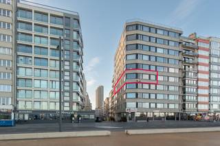 Dit zeer ruim appartement (120m²) te koop is gelegen op de vierde verdieping van Res. Silversant langs de Hofstraat te Oostende. De ligging biedt...