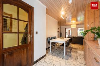 Deze instapklare woning in Drongen biedt een functionele en duurzame woonoplossing met een gunstig EPC-label B.het recent vernieuwde dak en de...