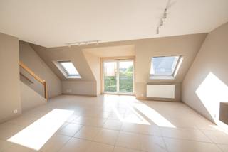 Appartement met lichtrijke living, open ingerichte keuken (met o.a. vaatwas), inkom (met inkomkast), toilet, berging, 2 badkamers, 2 slaapkamers, terras. <br /><br />Garagebox inbegrepen in de huurprijs.<br /><br />Beschikbaarheid: onmiddellijk <br />Syndickosten: €50/maand<br /><br />Voor meer info of een bezoek: lisa@immoroba.be