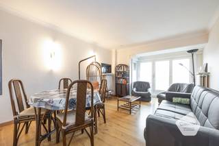 Gelegen in het hart van Westende-Bad, in residentie La Caravelle, bevindt zich dit instapklare en deels vernieuwd appartement. Dankzij de uitstekende ligging op slechts <strong>100 meter van het strand</strong> en in de onmiddellijke nabijheid van winkels, bakkers, slagers en horecazaken, geniet u hier van optimaal comfort en gemak;<br /><br />Het appartement heeft een totaal bewoonbare oppervlakte van <strong>70m²</strong>, heeft een gunstig <strong>EPC-label: C</strong> en wordt verwarmd via <strong>aardgas</strong>;<br /><br />De indeling is als volgt: een inkomhal, <strong>twee ruime slaapkamers (</strong>waarvan één met een terrasje), een vernieuwde badkamer met dubbele lavabo en inloopdouche, een apart toilet, een keuken met alle voorzieningen, een eethoek en een lichtrijke leefruimte;<br /><br />Het appartement onderging reeds verschillende renovaties, waaronder de <strong>vernieuwing van de badkamer</strong>, de <strong>elektriciteit</strong> en de <strong>vloer</strong>;<br /><br /><u>Troeven: </u><br />*Topligging centrum Westende-Bad<br />*Vlakbij zeedijk en alle voorzieningen<br />*Gerenoveerd<br />*2 ruime slaapkamers <br />*Moderne badkamer met inloopdouche<br />*EPC-label: C<br />*Ideaal als woonst, investering of tweede verblijf. <br /><br />Interesse? Contacteer ons vandaag nog voor meer informatie of een bezoek via 058 62 30 30 of per e-mail.<br /> 