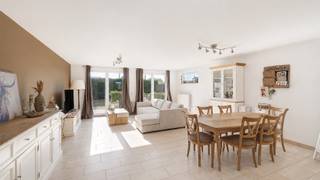 Perfect onderhouden woning rustig en centraal gelegen in het centrum van Duinbergen, met alle winkels en het station op wandelafstand. Een stevige woning met een mooie stadstuin en voldoende parkeerplaats op eigen terrein.<br /><br />Ruime inkomhal met de trap en een gastentoilet, een gezellige leefruimte, die dankzij de grote raampartijen een aangenaam contact met de tuin biedt. Aansluitend bevindt zich de ruime, afgesloten keuken met een praktische berging, voorzien van aansluitingen voor wasmachine en droogkast. De tuin is onderhoudsvriendelijk aangelegd, beschikt over een aparte ingang en geniet van een gunstige zuidoostelijke oriëntatie.<br /><br />Op de eerste verdieping bevinden zich drie volwaardige slaapkamers. Eén van de slaapkamers geeft toegang tot een extra ruimte die perfect kan dienen als dressing, bureau of hobbykamer. Verder beschikt de woning over een moderne badkamer met inloopdouche én een tweede douchekamer, wat zorgt voor extra comfort.<br /><br />De buitenruimte is mooi, verzorgd en onderhoudsvriendelijk. De woning beschikt over een extra grote oprit met plaats voor 2 wagens en een aparte garage.<br /><br />Energielabel C dus geen renovatieplicht, overal dubbele beglazing, 2 parkeerplaatsen + een garage op eigen terrein, betonnen gewelven,....<br /><br />Bezoeken? Neem contact op met Willem Cauwels op tel 050.89.27.70