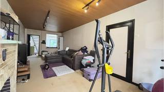 <strong>Ruime 3-slaapkamerwoning </strong>met ruim <strong>STADSTERRAS </strong>en <strong>BORDERTUINTJE</strong>, rustig gelegen net aan de rand van <strong>centrum Brugge</strong>.<br />De comfortabele woonst heeft een vlotte verbinding naar de ring en het centrum van Brugge en ligt nabij winkels en openbaar vervoer.<br />+ Uitstekende mobiscore 9,3 op 10!<br />+ Dichtbij de modaliteiten die de Brugse binnenstad te bieden heeft!<br /><br />Omvat een inkom, afzonderlijk toilet, lichtrijke living, voorplaats, keuken, badkamer, 3 slaapkamers, ruime zolder, ruime kelder en een zeer ruim terras met buitenberging. Dit pand is onderhevig aan de renovatieplicht van residentieel vastgoed opgelegd door de Vlaamse overheid.<br />Vastgoedinformatie in aanvraag.<br />P-score=B G-score=B<br /><br />Bruikbare vloeroppervlakte 233 m²<br />Totale grondoppervlakte 132 m²