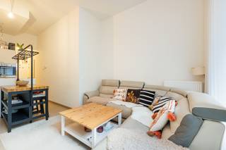 <p><strong>Gelijkvloers appartement met ruim terras (ca.13m²)</strong> gelegen in de trendy <strong>Theaterbuurt</strong>, op wandelafstand van de beste shopping-straten van Antwerpen, de Vogelenmarkt, het Stadspark en het gezellige Mechelseplein. Tevens is er een uitstekende verbinding met de Ring, E19 en het openbaar vervoer.<br /><br /><strong>Indeling:</strong><br />Inkom, woonkamer met aangrenzend ruim terras op betonsteen, open ingerichte keuken (oven, koelkast met vriesvak, vaatwasser, keramische kookplaat met dampkap), wasplaats/berging, slaapkamer met veel lichtinval, badkamer met douche, lavabo en toilet.<br /><br /><strong>Bijzonderheden:</strong><em> </em><br />- Fietslift met fietsenbergingen.<br />- CV op gas - individueel verbruik.<br />- Momenteel verhuurd. <br /> </p>
<p> </p>
<p> </p>