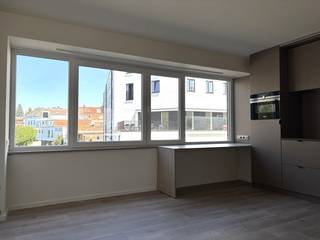 Bent u op zoek naar een studio met comfort op een toplocatie? Graag stellen we u dan deze studio voor, die zich op het eerste verdieping bevindt.<br /><br />Binnenkomen doet u via de inkomhal waarbij u meteen zicht krijgt op de  woonkamer met geïnstalleerde keuken. De woonkamer is uitgerust met een bureau en heeft ruimte voor een bed ( 140x20),  een kleine eettafel en een kast. Deze keuken beschikt over een oven van Siemens, vaatwasser, frigo en spoelbak. Rechts van deze keuken, bevindt zich een moderne badkamer die een douche met lavabo bevat.  Verder is er een apart toilet met lavabo. Achter dit toilet bevindt zich een dakterras, hetwelk toelaat om een frisse neus op te halen.<br /><br />Een echte troef voor deze studio is de keuze voor kwalitatieve materialen zoals een premium keuken met Siemens toestellen en een mooie badkamer met maatwerk.<br /><br />De studio is beschikbaar vanaf 01/08/2026 voor een periode van <strong>minimum 3 jaar</strong>.<br />De maandelijkse huurprijs bedraagt €675 per maand + een maandelijkse <strong>provisie </strong>van €135 per maand voor <strong>water</strong>, <strong>verwarming </strong>en het onderhoud van de gemeenschappelijke delen (elektriciteit is niet inbegrepen in deze maandelijkse provisie).<br /><br />Bent u geïnteresseerd in deze studio in de Dirk Boutslaan? Aarzel dan niet om een bezoek in te plannen via https://immojanstas.be/nl/huren door op "bezoekmoment kiezen" te klikken.