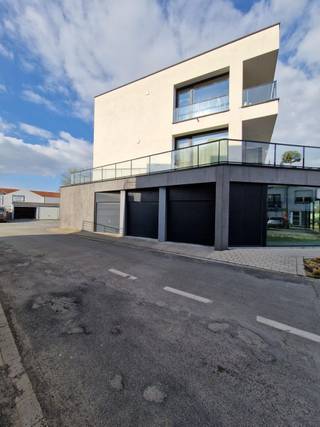 Vlot bereikbare garagebox gelegen in Residentie Luminis, op een ideale locatie in centrum Meulebeke. Elektriciteit en lichtpunt voorzien in...