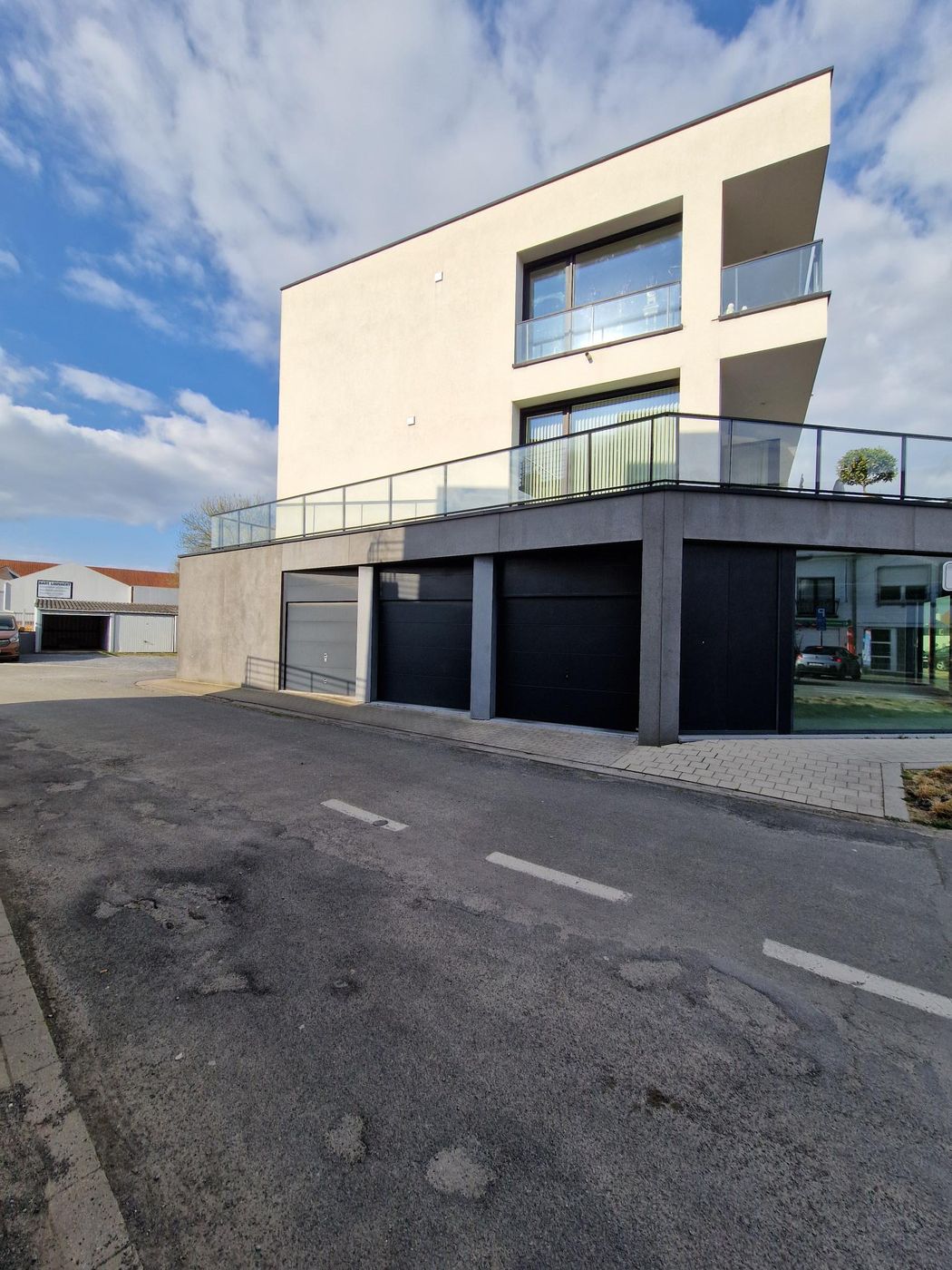 Garagebox op ideale locatie in Meulebeke te koop! - foto 1