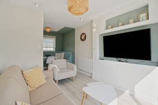 Recent gerenoveerde vakantiewoning (type bungalow) (renovatiejaar 2023) met 2 slaapkamers gelegen in het vakantiepark De Grote Zeemeeuwen te Koksijde. <br />Dit pareltje is gelegen op zowel 1,2km van Oostduinkerke- als Koksijde-Dorp, vlakbij de Doornpanne duinen. De bungalowwoning bestaat uit een inkom/hall met apart toilet, gezellige leefruimte met open ingerichte keuken, badkamer met inloopdouche en lavabomeubel en 2 slaapkamers. Achterliggend vanuit de woonkamer kan u genieten van de zon in de afgesloten tuin. De tuin is voorzien van een achterpoortje. Elektriciteit conform. Beperkte syndickost. Verkoop onder volle eigendom. Ideaal als 2de woonst of om te verhuren op vakantiebasis (goed rendement). EPC: 392 UC: 2930213 (Ref. NI27147)<br /><br />Neem voorsprong met een vrijblijvende en gratis schatting van uw eigendom via:<br />http://www.residentievastgoed.be/gratisonlineschatten