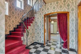 Bent u op zoek naar een woning met karakter &amp; charme op een uitzonderlijk perceel? Dit op een toplocatie nabij Leuven?<br /><br />Welkom in de Wakkerzeelsebaan 10 te Wijgmaal: een knappe open bebouwing met een prachtige tuin van maar liefst 8a78.<br /><br />Van zodra u aankomt voelt u het unieke karakter van deze eigendom. De woning, gebouwd in 1962, werd bijzonder stevig opgetrokken en ademt authenticiteit en charme. Achter de gevel schuilt een woning met veel potentieel. De woning is klaar om door een nieuwe eigenaar naar eigen smaak en wensen gemoderniseerd te worden.<br /><br />De leefruimtes genieten van een aangename lichtinval en vormen de ideale basis voor een warme gezinswoning. Op de verdieping bevinden zich <strong><span>drie volwaardige slaapkamers</span></strong> die voldoende ruimte bieden voor een gezin, een thuisbureau of hobbykamer.<br /><br />Een van de absolute troeven van deze eigendom is zonder twijfel de buitenomgeving. De uitzonderlijk ruime tuin van 878 m² biedt alle mogelijkheden om te ontspannen, te spelen, te tuinieren of kippetjes te houden. Hier geniet u van <strong><span>rust, privacy en een groene omgeving</span></strong>, terwijl Leuven zich op een steenworp afstand bevindt.<br /><br />De ligging is werkelijk uniek. Via het jaagpad langs de Vaart fietst u in amper vijftien minuten naar het centrum van Leuven. Ook Mechelen bereikt u in ongeveer een half uur, volledig langs het water. Een droomlocatie voor fietsers, wandelaars, sportliefhebbers en iedereen die graag woont in een groene omgeving zonder in te boeten aan bereikbaarheid.<br /><br /><strong><span>De grote garage</span></strong> maakt het plaatje compleet en biedt tal van mogelijkheden voor het stallen van voertuigen, fietsen, een werkruimte of hobbyprojecten.<br /><br />Wat deze woning extra bijzonder maakt zijn de vele toekomstmogelijkheden. Dankzij de solide constructie, de ruime volumes en het grote perceel vormt dit de ideale basis voor een grondige renovatie waarbij u een eigentijdse woning kunt creëren die volledig aansluit bij uw wensen.<br /><br />Een unieke kans voor wie op zoek is naar een karaktervolle open bebouwing met een uitzonderlijke tuin en een topligging nabij Leuven. Boek uw bezoek via onze website of neem contact op met Philippe op 0470/308.563.