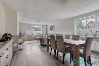 Volledig vernieuwde woning met 3 tot 4 slaapkamers ,mogelijke praktijkruimte (incl. parking vooraan) en garage. Met volledig omheinde tuin...