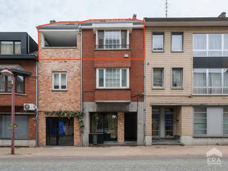 In een <strong>kleinschalige residentie</strong> in het <strong>centrum van Hoeselt</strong> vinden we dit duplexappartement terug. Het appartement is ideaal gelegen met alle voorzieningen binnen handbereik. Zo vind je op wandelafstand een bakker, apotheek, supermarkt...en bereik je de E313 op 1,5 km rijden. Ook natuurliefhebbers worden hier niet vergeten met <em>Natuurgebied De Demervallei<strong> </strong></em>op slechts enkele minuten.<br /><br /><u><strong>Indeling</strong></u><br />Het appartement is gelegen op de 2de en 3de verdieping, bereikbaar via de trap.<br /><br />Bij het betreden van het appartement kom je terecht in de <strong>inkomhal</strong>. Deze geeft toegang tot de <strong>woonkamer</strong>, waar je geniet van veel natuurlijk lichtinval dankzij de grote raampartijen. Vanuit de inkomhal is er eveneens toegang tot de <strong>badkamer</strong>, voorzien van een douche, dubbele wastafel, toilet en aansluiting voor wasmachine en droogkast. Achteraan bevindt zich de <strong>keuken</strong> met <strong>eetruimte</strong>. Via de keuken heb je toegang tot het gezellige, overdekte <strong>terras</strong> (ca. 11m²). Via de trap in de inkomhal bereik je de dakverdieping. Hier bevindt zich een extra ruimte dewelke momenteel is ingericht als zithoek, maar eveneens perfect dienst kan doen als bureauruimte. Verder vind je hier <strong>twee slaapkamers</strong> (ca. 14m² en 19,5m²).<br /><br />Tot slot beschikt het appartement over een privatieve <strong>kelderbering</strong>.<br /><br /><strong>TROEVEN:</strong><br />- EPC B, dus géén renovatieverplichting<br />- Vernieuwd dak (2025) en nieuwe gascondensatieketel (2026)<br />- Kleinschalige residentie (4 entiteiten)<br />- Ideaal voor starters of zij die een slimme investering zoeken. Het appartement is momenteel immers verhuurd.