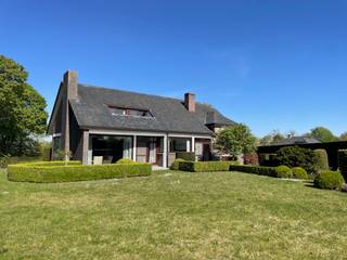 Zodra je de parking van Tiensesteenweg 85 oprijdt, vertraagt het leven vanzelf. Tussen volwassen groen en absolute rust openbaart zich een statige villa die werd ontworpen voor wie elke dag wil thuiskomen in comfort, sereniteit en verfijnde woonkwaliteit. <br />Op een royaal en perfect geörienteerd perceel van ongeveer 20 are ontvouwt zich een woonbeleving die moeiteloos een zuiders gevoel oproept.  De architectuur ademt een warme, gezellige charme uit en sluit harmonieus aan bij de omgeving.  De ruime tuin en het terras nodigen uit tot lange zomerdagen, ontspannen avonden en ongedwongen avonden met vrienden en familie.<br />Binnenin word je verwelkomd door licht, openheid en aangename rust. Met een bewoonbare oppervlakte van rond de 400 vierkante meter werd de woning logisch en evenwichtig ingedeeld. De leefruimte vormt het natuurlijke hart van de woning : royaal, sfeervol en in directe verbinding met de keuken, tuin, hal.  In de winter creëert het haardvuur een warme, geborgen sfeer, terwijl in de zomer de openslaande deuren het binnen- en buitenleven moeiteloos in elkaar laten overvloeien. <br />De aansluitende keuken kan een opfrissing gebruiken, maar blijft de plek waar samen koken en genieten centraal staan. <br />De woning heeft een zeer ruime hal met aansluitend een bureau. <br />Via een prachtige trap die tot in de puntjes werd verzorgd, bereiken we de vier slaapkamers, elk met een eigen karakter en een uitgesproken gevoel van rust. De bovenste slaapkamers maken deels uit van de zolderruimte, maar werden perfect en sfeervol ingericht. De badkamer werd vrij recent gerenoveerd.<br />Ook op praktisch vlak is het hier top. De inpandige garage biedt plaats voor twee wagens. Tevens is er voor de woning ook parkeergelegenheid voorzien. Om dan de kelderverdieping niet te vergeten, die netjes werd getegeld en ingericht. Hier is bijvoorbeeld ook de wasplaats voorzien. <br />De tuin werd altijd perfect onderhouden. Het buitenleven vormt hier een volwaardig verlengstuk van het wonen.  De tuin zelf straalt rust, privacy en zon uit en vormt een natuurlijke cocon waar het heerlijk vertoeven is, alleen of in gezelschap.<br />De woning voelt niet aan als een gewone villa, maar als een plek waar alles klopt. Een thuis waar je tot rust komt, waar je gasten graag ontvangt en waar elke dag vanzelf wat lichter en aangenamer aanvoelt.<br />Ik zou zo zeggen, maak een afspraak en wij ontvangen jullie met open armen voor een bezichtiging.