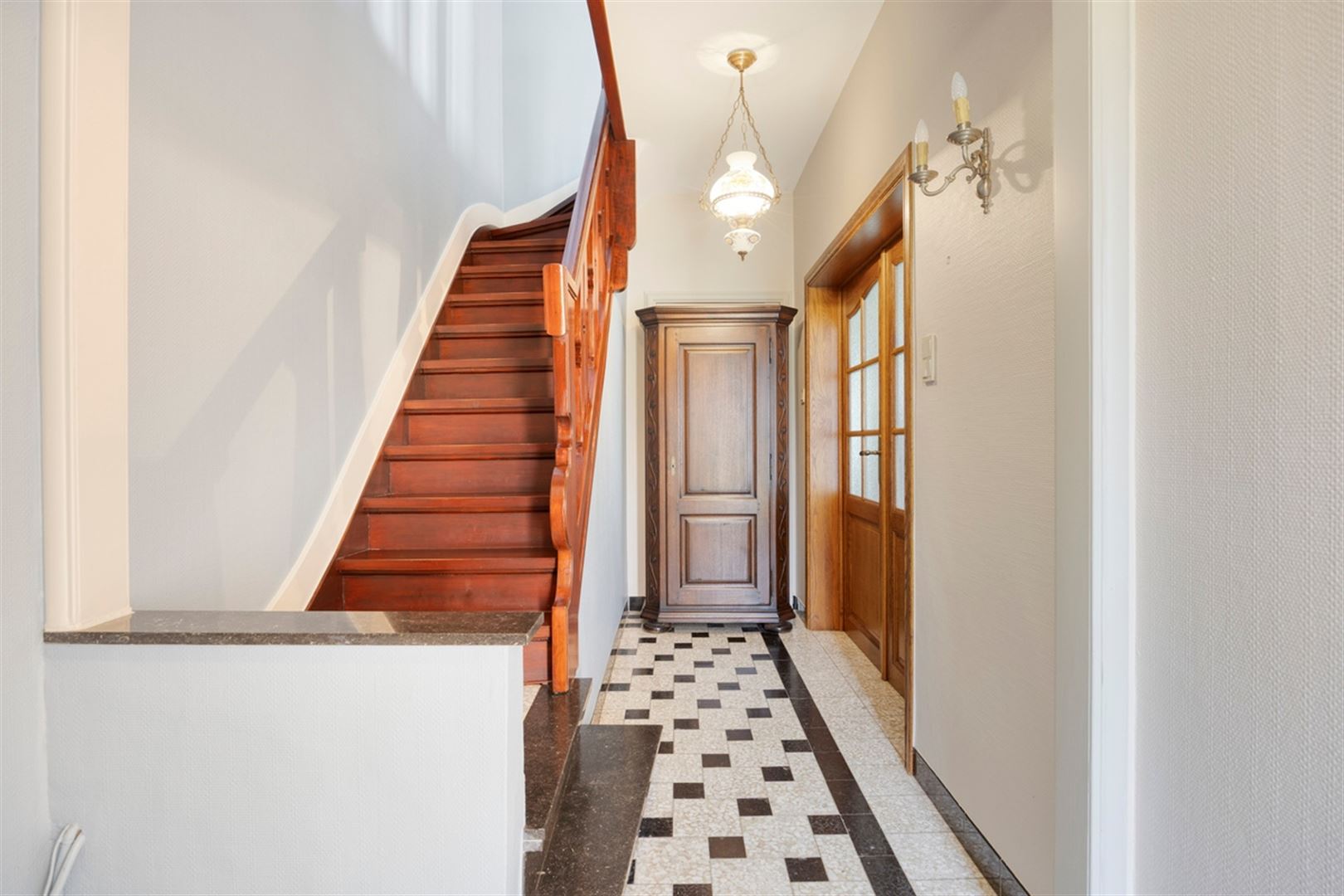 Rustig gelegen, op te frissen halfopen bebouwing met 3 slaapkamers op een perceel van 672 m². - foto 2