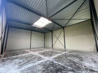 Nieuwbouw KMO-unit met een oppervlakte van 200 m² met 4 privatieve parkeerplaatsen te huur.De magazijnruimte heeft een vrije hoogte van +/- 6 m en is...