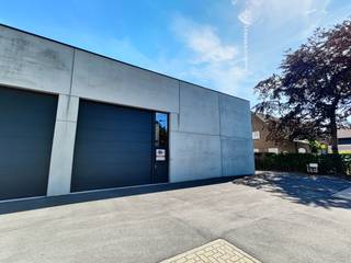 Nieuwbouw KMO-unit met een oppervlakte van 180 m² met 4 privatieve parkeerplaatsen te huur.De magazijnruimte heeft een vrije hoogte van +/- 6 m en is...