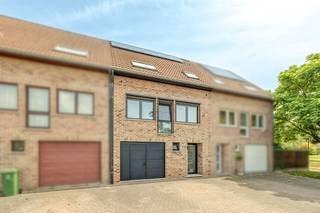 <p><span>Perfect onderhouden en instapklare split-level woning</span></p><p><span> </span></p><p><span>* Gelijkvloers : inkomhal met gastentoilet, inpandige garage met afstandbediende poort, slaapkamer op laminaatvloer met aanpalende dressing</span></p><p><span> </span></p><p><span>* 1e verdieping : witte open keuken met alle toestellen, eetkamer op keramische tegels welke toegang geeft via een trap naar de tuin</span></p><p><span> </span></p><p><span>* 1e verdieping (half) : aangenaam salon op kurkvloer met doorkijk naar de andere verdiepingen wat een heel licht en ruimtelijk gevoel geeft</span></p><p><span> </span></p><p><span>* 2e verdieping : nachthal, 2 slaapkamers op vinylvloer, berging met vlizo-trap naar de grote zolder</span></p><p><span> </span></p><p><span>* 2e verdieping (half) : grote slaapkamer op vinylvloer, luxe badkamer met regendouche / dubbele wastafel / toilet</span></p><p><span> </span></p><p><span>* Diverse : zonnepanelen, 10kW thuisbatterij, grote zolder</span></p><p><span> </span></p><p><span>Gelegen in een doodlopende straat in een aangename woonwijk van Merksem. Op wandelafstand bevinden zich winkels, scholen en openbaar vervoer, terwijl de vlotte verbinding naar Antwerpen en de Ring een uitstekende bereikbaarheid garandeert (en later bijkomend met de Oosterweelverbinding). Extra troef is het groene buurtpleintje dat zorgt voor een open gevoel, extra speelruimte voor kinderen en een aangename, rustige woonomgeving.</span></p>