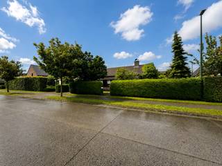 Op zoek naar een woning met potentieel op een uitstekende locatie? Deze halfopen bungalow uit 1987 bevindt zich op een mooi groen perceel van 513 m² en geniet van een bijzonder gunstige ligging in het hart van Ertvelde, met alle voorzieningen binnen handbereik.<br />De woning beschikt over een aangename en lichtrijke leefruimte, aangevuld met een gezellige leefveranda die een prachtig zicht biedt op de tuin. Dankzij de ideale oriëntatie geniet u hier de hele dag van zon en rust.<br />Verder omvat de woning een nette keuken, een verzorgde badkamer en twee volwaardige slaapkamers. Een lichte opfrissing biedt de nieuwe eigenaar de kans om de woning volledig naar eigen smaak in te richten.<br />Op vlak van comfort zijn er reeds verschillende troeven aanwezig, waaronder dubbele beglazing, recente zonnepanelen (10 panelen van 370 Wp), deels elektrische vloerverwarming en een sfeervolle houthaard.<br />De inpandige garage, praktische oprit en verzorgde voortuin zorgen bovendien voor extra gebruiksgemak.<br />Troeven op een rij:<br />-Uitstekende ligging in Ertvelde<br />-Halfopen bungalow op perceel van 513 m²<br />-Perfect georiënteerde tuin<br />-Leefveranda met mooi tuinzicht<br />-Nette keuken en badkamer<br />-Dubbele beglazing<br />-Recente zonnepanelen (10 x 370 Wp)<br />-Inpandige garage en ruime oprit<br />-Ideale starters-, senioren- of investeringswoning<br />Een woning met een solide basis, een prachtige ligging en heel wat mogelijkheden.