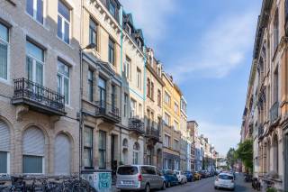Gelegen in de Sint-Laureisstraat, op een gegeerde locatie in Antwerpen, bevindt dit appartement zich op wandelafstand van het Zuid en de levendige Troonplaats. Tal van gezellige restaurants, koffiebars en hotspots zoals het KMSKA bevinden zich in de directe omgeving, terwijl ook het stadscentrum vlot bereikbaar is. Een aangename buurt waar de charme van de historische stad gecombineerd wordt met een bruisende, eigentijdse sfeer.<br /><br />Het appartement bevindt zich op de tweede en derde verdieping van een kleinschalig en karaktervol gebouw en werd in 2023 volledig gerenoveerd. Bij binnenkomst wordt u verwelkomd in een ruime en lichtrijke leefruimte, waar de ochtendzon op een aangename manier naar binnen valt. De open keuken sluit hier mooi op aan en vormt samen met het eetgedeelte een gezellig geheel. De keuken is uitgerust met kwalitatieve inbouwtoestellen en biedt alles wat u nodig heeft voor comfortabel dagelijks wonen.<br /><br />Een verdieping hoger bevinden zich twee volwaardige slaapkamers. Beide kamers delen een stijlvolle badkamer, voorzien van een ruime regendouche, wastafel en toilet. Op de tussenverdieping bevindt zich bovendien een zonnig terras, een heerlijke plek om buiten te genieten en dé troef van dit appartement.<br /><br />Daarnaast is er nog een derde kamer aanwezig, die momenteel ingericht is als bureau maar zich eveneens perfect leent als extra slaapkamer, dressing of hobbyruimte. De woning beschikt tot slot over een ruime kelderberging, ideaal als extra opslagruimte. Bovendien bestaat de mogelijkheid om het huurcontract van een nabijgelegen parkeerplaats over te nemen.<br /><br />Kortom, een karaktervol en hedendaags appartement op een gegeerde locatie in Antwerpen, zonder gemeenschappelijke kosten.<br /><br />Interesse? <br />Contacteer LISTED voor een bezoek: +32 3 283 51 51.