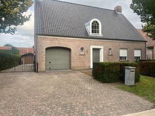 <p><strong>Ruime gezinswoning te huur – Rustig gelegen met 4 slaapkamers, garage en tuin</strong><br />Op zoek naar een instapklare, ruime woning in een rustige buurt, maar toch met vlotte verbindingen? Dan is deze woning precies wat u zoekt!<br />Gelegen in een rustige straat, op loopafstand van gemeentelijke basisschool, op slechts 5 minuten rijden van de E19 (Antwerpen – Breda), combineert deze woning het beste van twee werelden: rust én bereikbaarheid.<br /><strong><br />Indeling beneden:</strong><strong><br /></strong>Ruime en lichtrijke <strong>living</strong> met tal van mogelijkheden qua inrichting<br />Aparte, zeer <strong>ruime keuken</strong> met plaats voor een grote eettafel – ideaal voor gezellige familiemomenten<br />Praktische <strong>berging</strong> met aansluiting voor wasmachine en droogkast + aparte <strong>douche</strong><br /><strong>Inpandige garage</strong> met directe toegang tot de woning</p>
<p><strong>Indeling boven:</strong><br /><strong>4 volwaardige slaapkamers</strong><br /><strong>Badkamer</strong> met zowel <strong>bad als douche</strong> – comfort voor het hele gezin</p>
<p><strong>Buitenruimte:</strong><br /><strong>Overdekt terras</strong> voor lange zomeravonden<br /><strong>Ingesloten tuin</strong> met recent nieuw aangelegde gazon – kindvriendelijk en onderhoudsvriendelijk</p>
<p><strong>Extra troeven:</strong><br />Verwarming op <strong>gas</strong> met <strong>nieuwe condensatieketel</strong> – energiezuinig<br /><strong>Momenteel worden schilderwerken uitgevoerd</strong>, waardoor de woning fris en instapklaar zal zijn voor de nieuwe huurder<br /><strong>Rolluiken</strong> voorzien<br /><strong>Bezichtigingen zijn mogelijk</strong>, ook al zijn er nog geen binnenfoto’s beschikbaar<br /><br />Laat deze kans niet voorbijgaan en plan vandaag nog uw bezoek in. Deze woning biedt ruimte, comfort en een uitstekende ligging!</p>